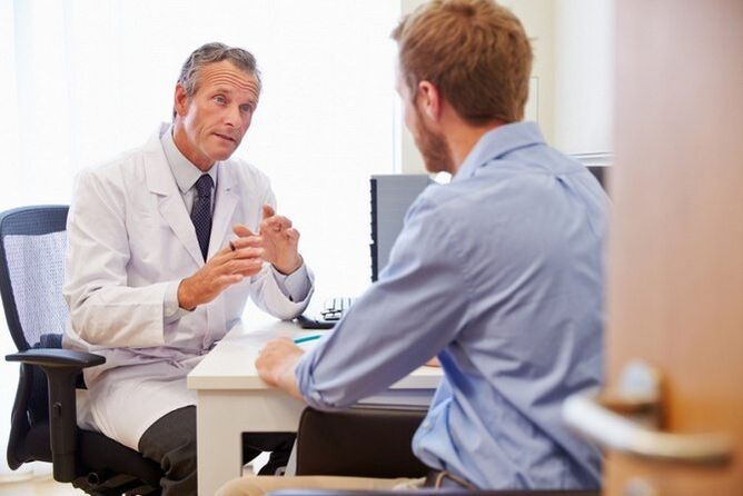 Pacients konsultējas ar ārstu par tautas līdzekļiem osteohondrozes ārstēšanai