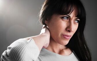 Sieviete ir nobažījusies par dzemdes kakla osteohondrozes simptomiem